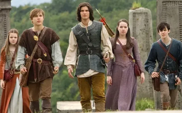 Louis Partridge: Erster Darsteller in Greta Gerwigs "Die Chroniken von Narnia" Adaption